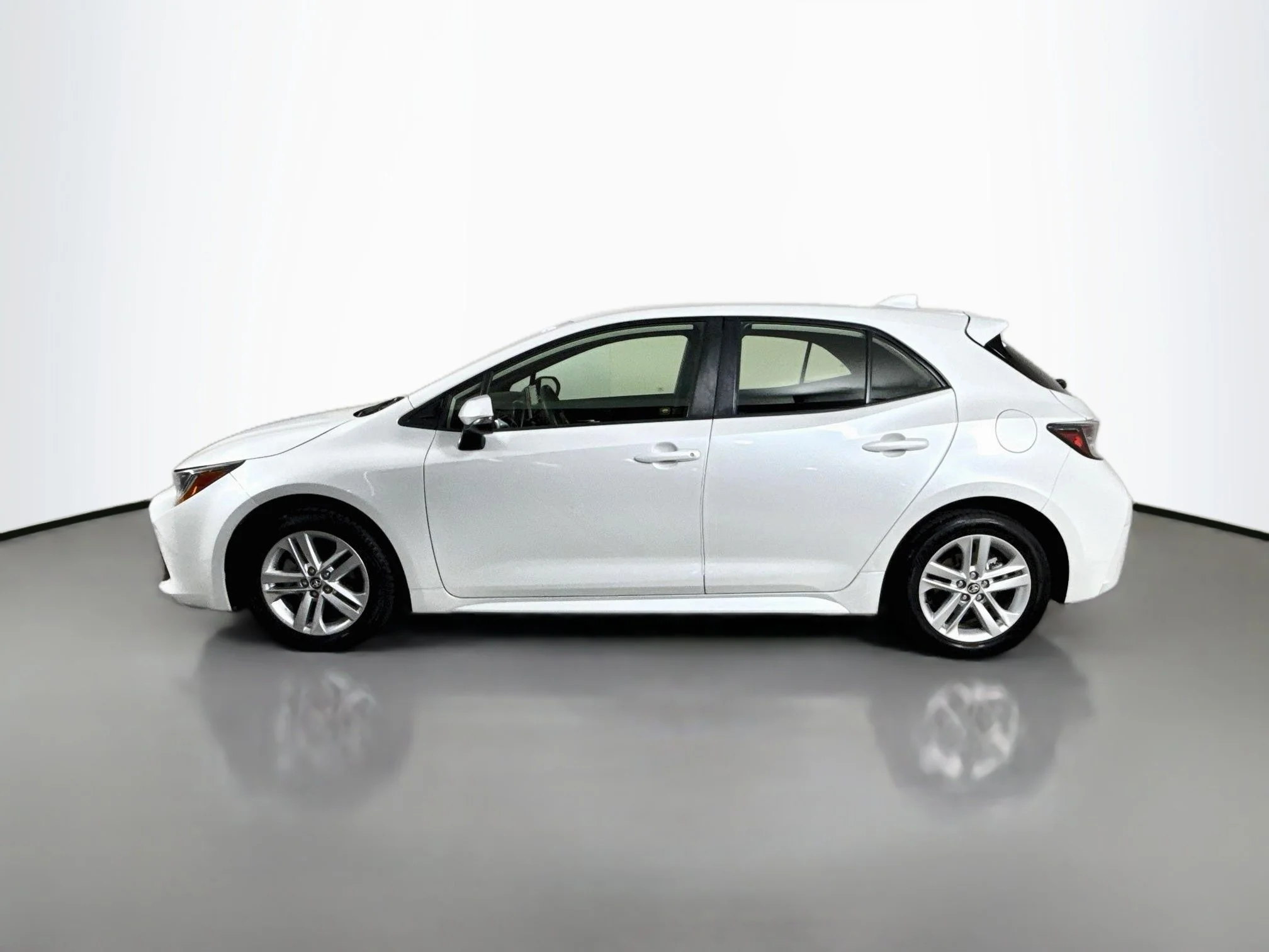 Used 2021 Wind Chill Pearl Toyota SE image 4