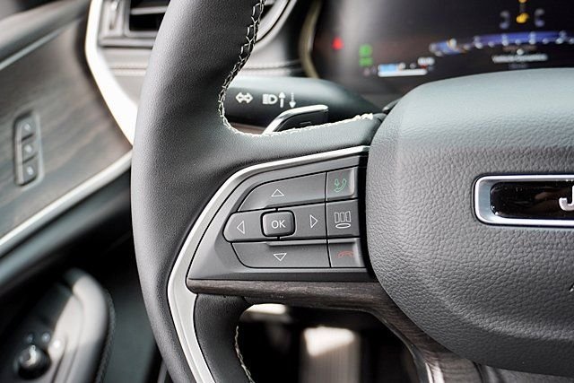 New 2026 Diamond Black Crystal Pearl-Coat Exterior Paint Jeep Limited image 38