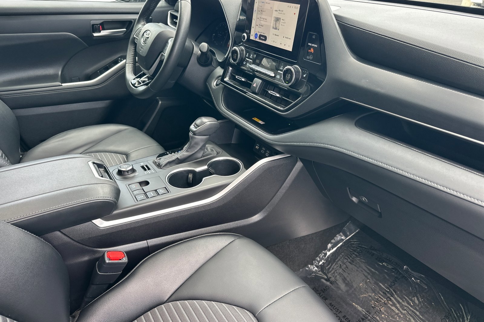 2025 Toyota Highlander LE - Photo 17