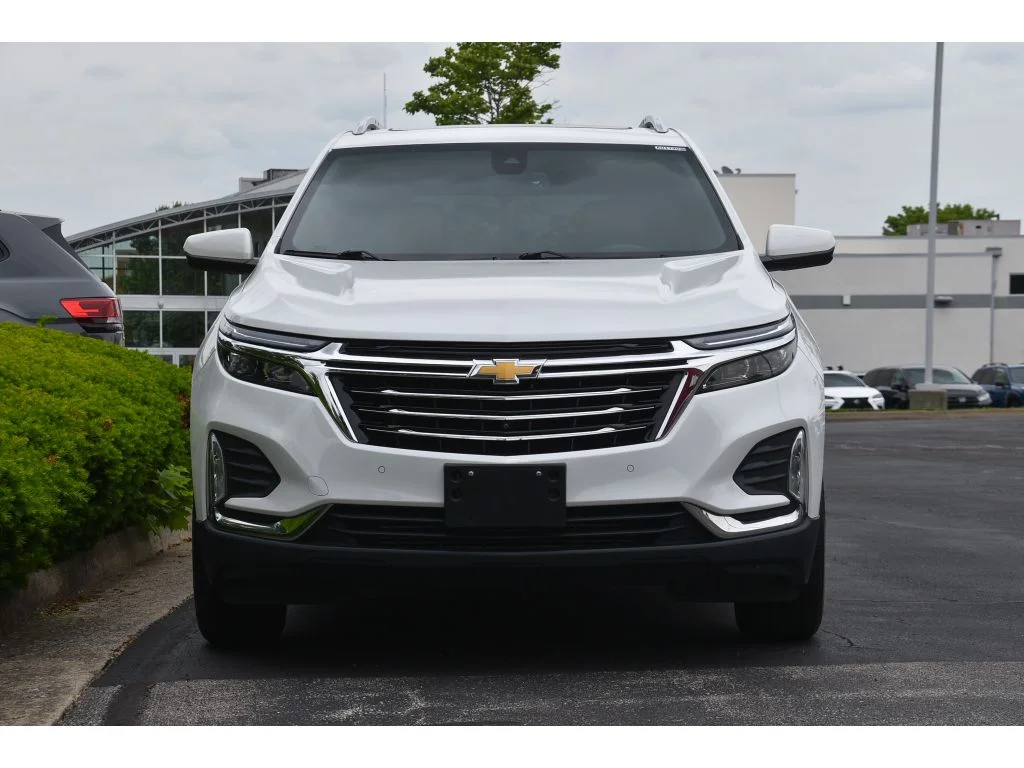 Used 2022 Iridescent Pearl Tricoat Chevrolet Premier image 9