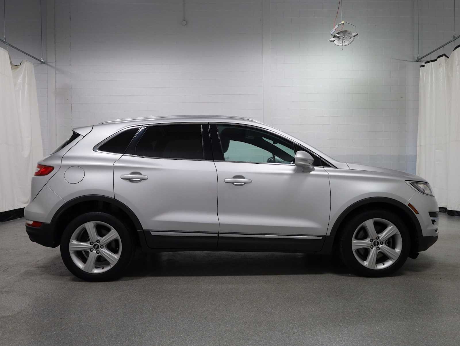 Used 2016 Ingot Silver Metallic Lincoln Premier image 10