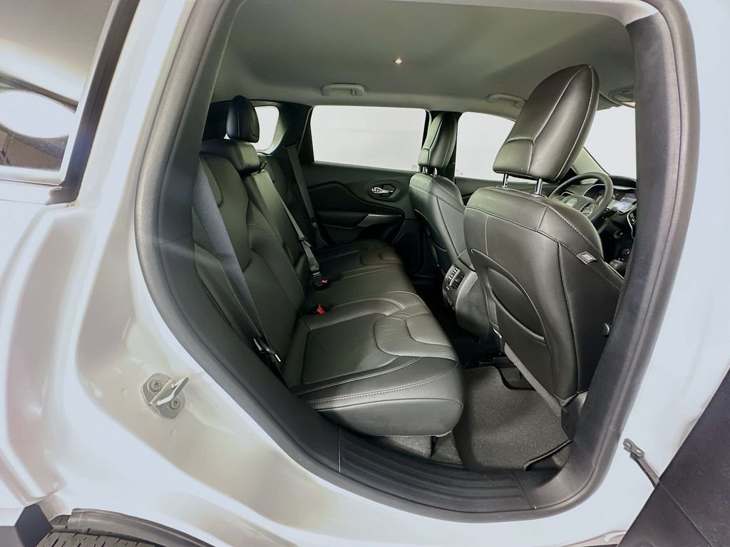 Used 2021 Bright White Clearcoat Jeep Latitude Lux image 26