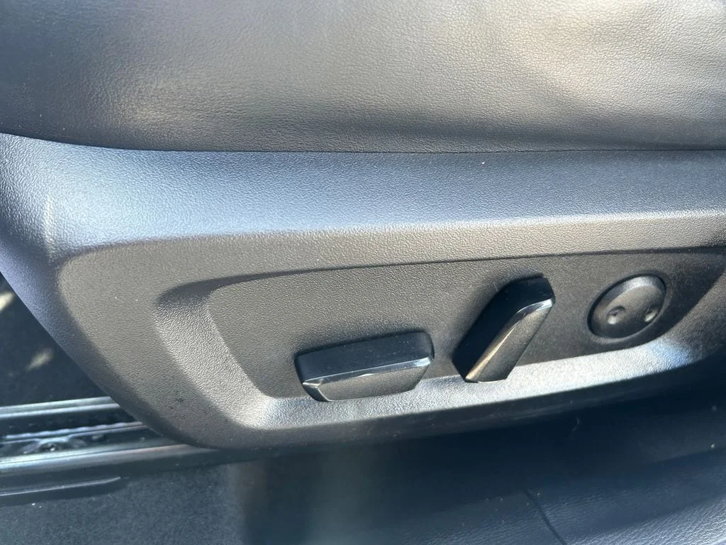 Used 2022 Alloy Silver Mitsubishi  image 23
