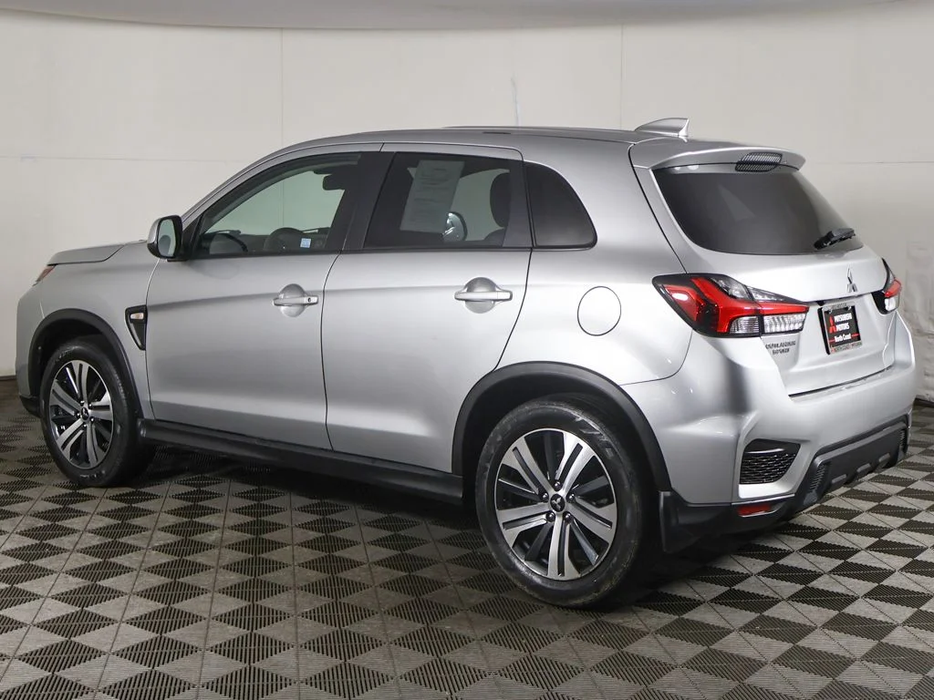 Used 2023 Silver Mitsubishi 2.0 ES image 4