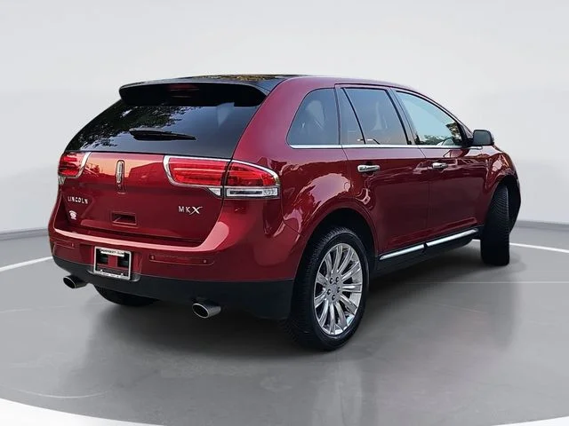 Used 2015 Red Lincoln Base image 3