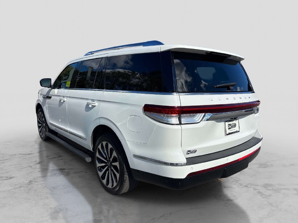 Used 2022 White Lincoln Reserve image 3