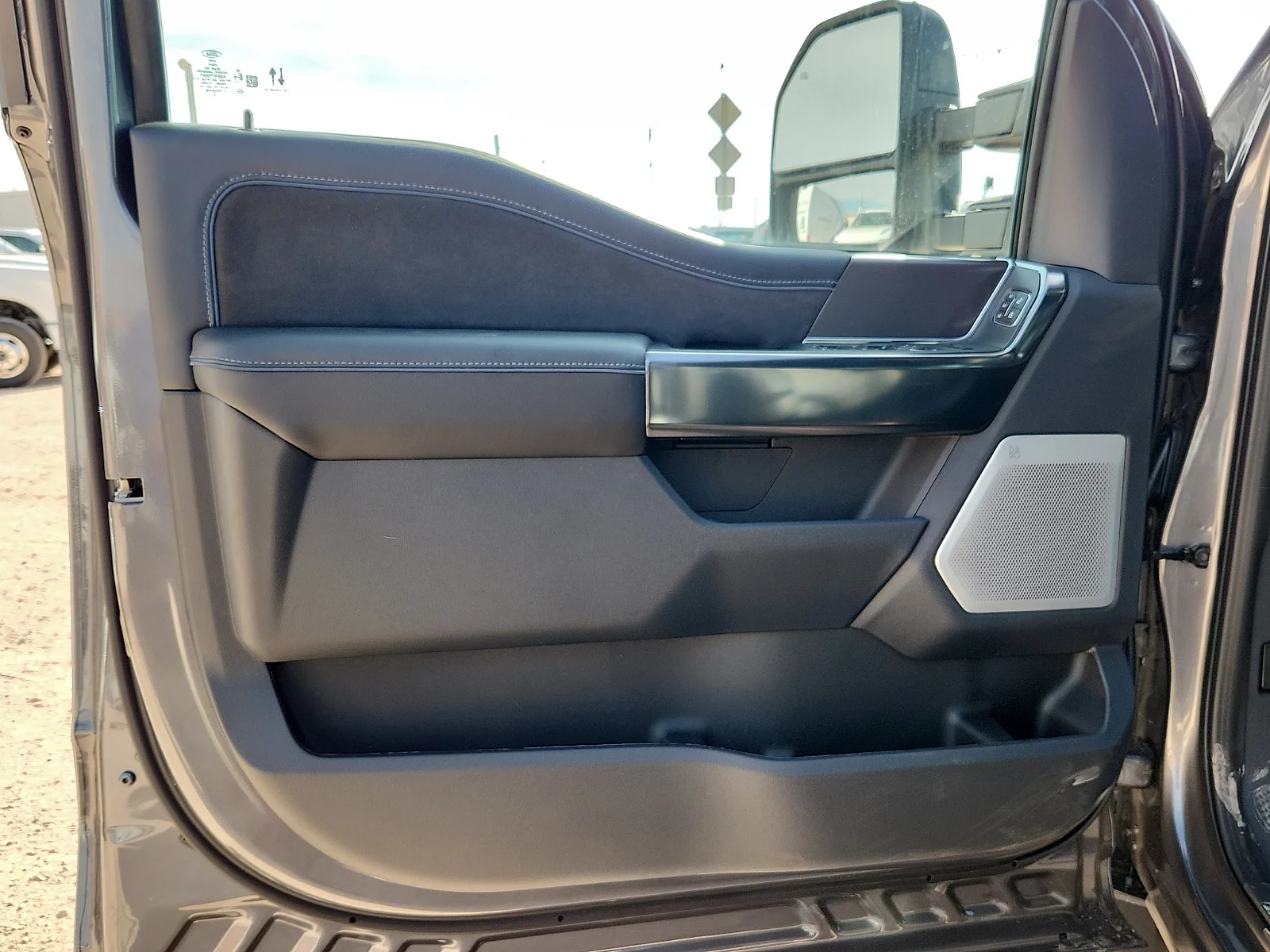 New 2027 Carbonized Gray Metallic Ford Platinum image 13