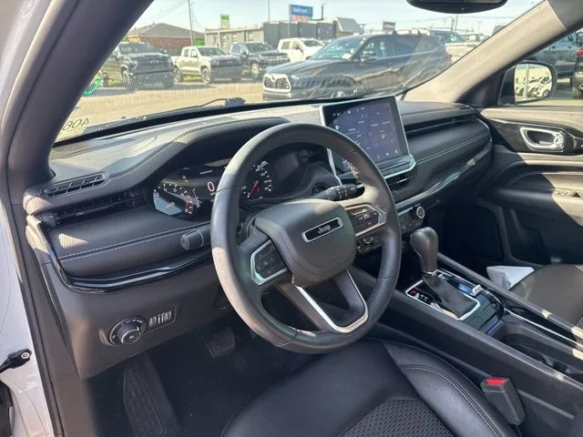 Used 2022 White Jeep Latitude image 11