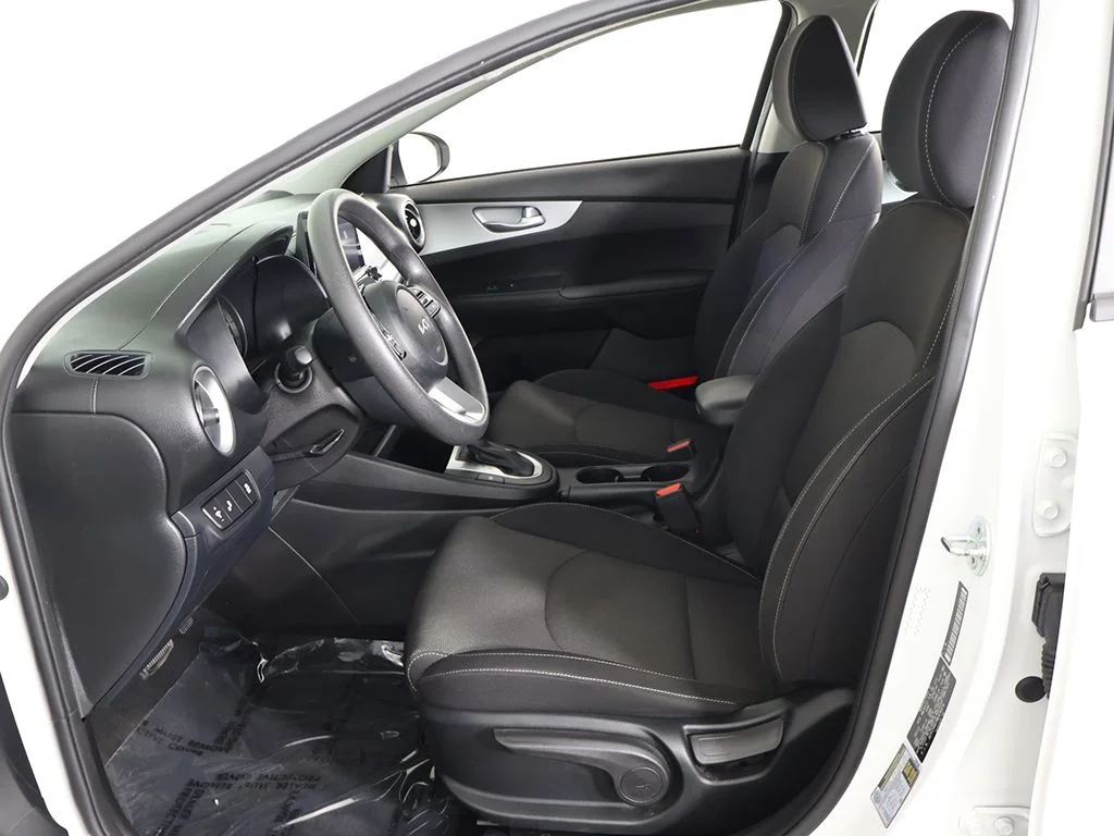 Used 2022 White Kia LXS image 29