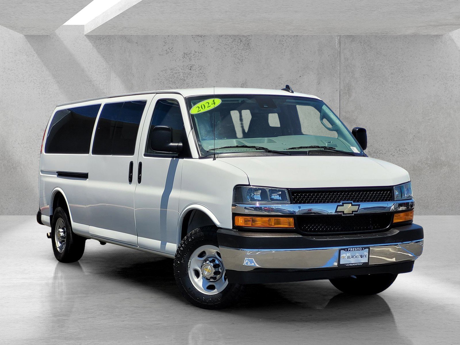 2024 Chevrolet Express 3500 LT Extended's photo