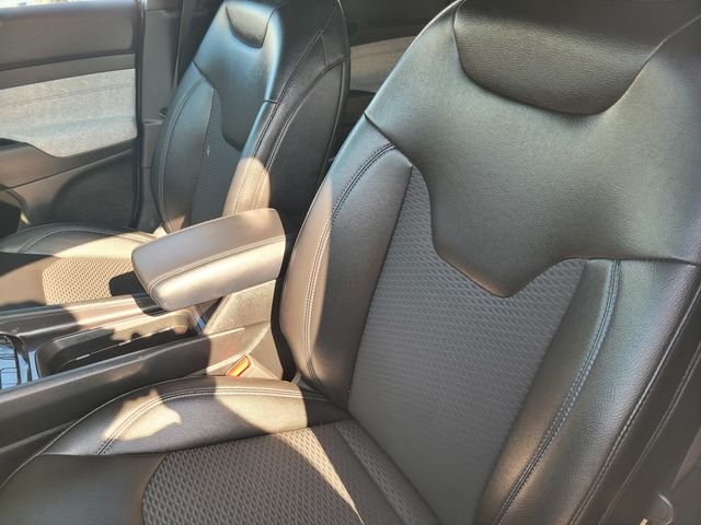 Used 2024 Silver Jeep Latitude image 13