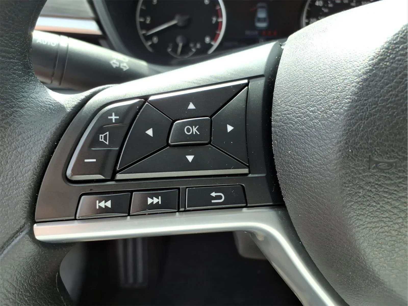 Used 2025 Glacier White Nissan SV image 19