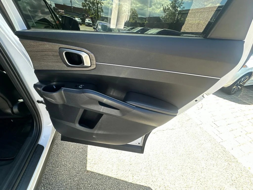 Used 2023 White Kia X-Line S image 34