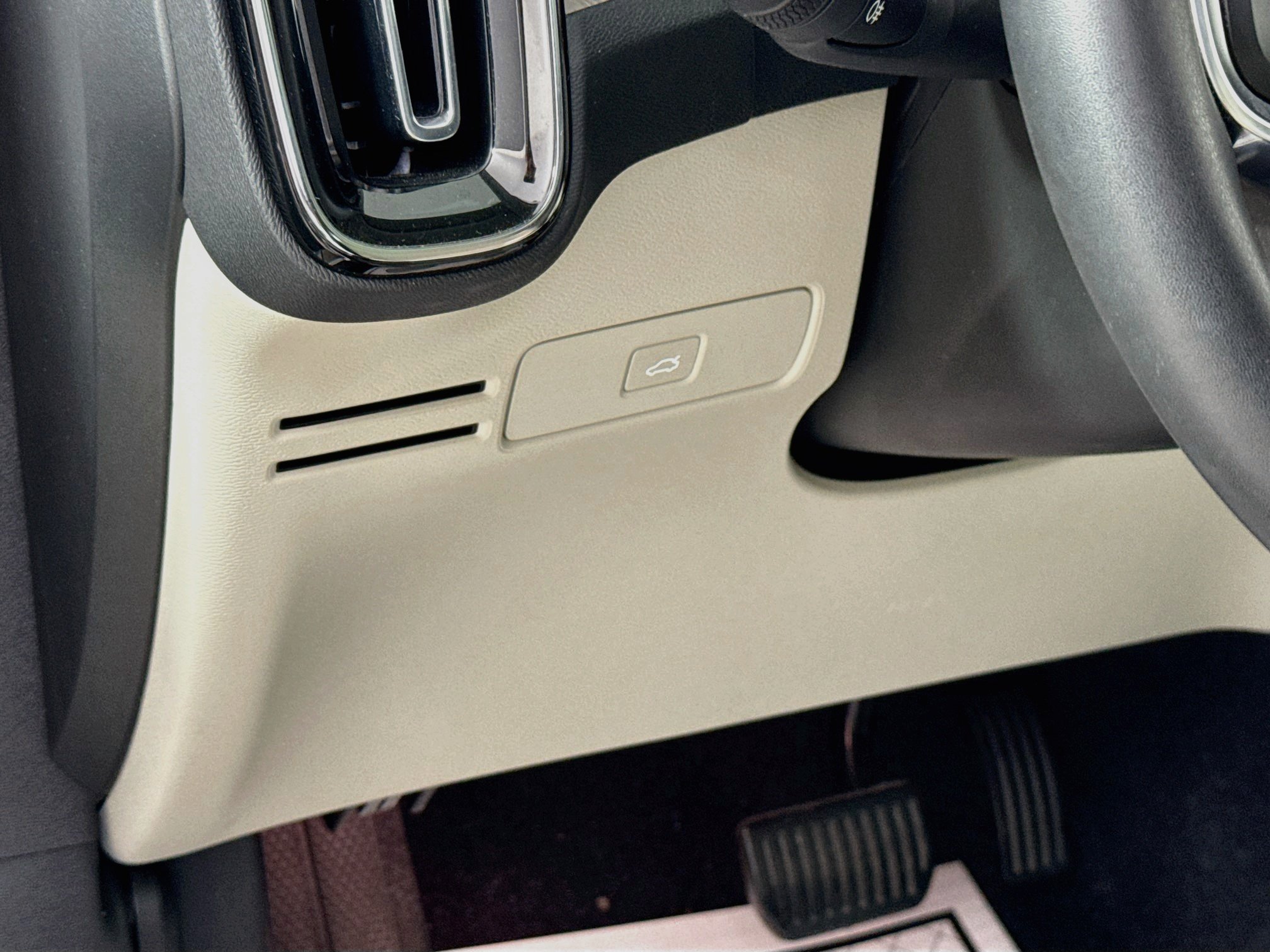 Used 2023 Crystal White Metallic Volvo Plus Bright Theme image 10