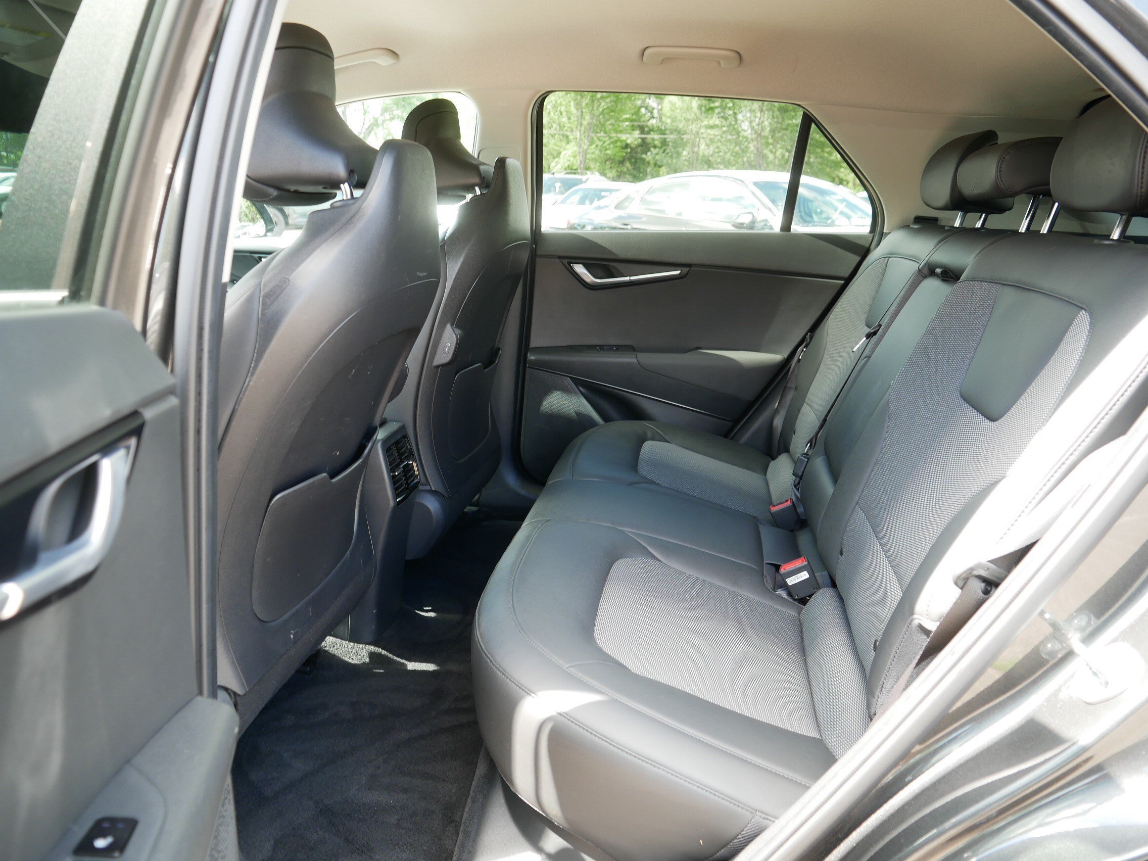 Used 2024 Graphite Gray Kia Wind image 35