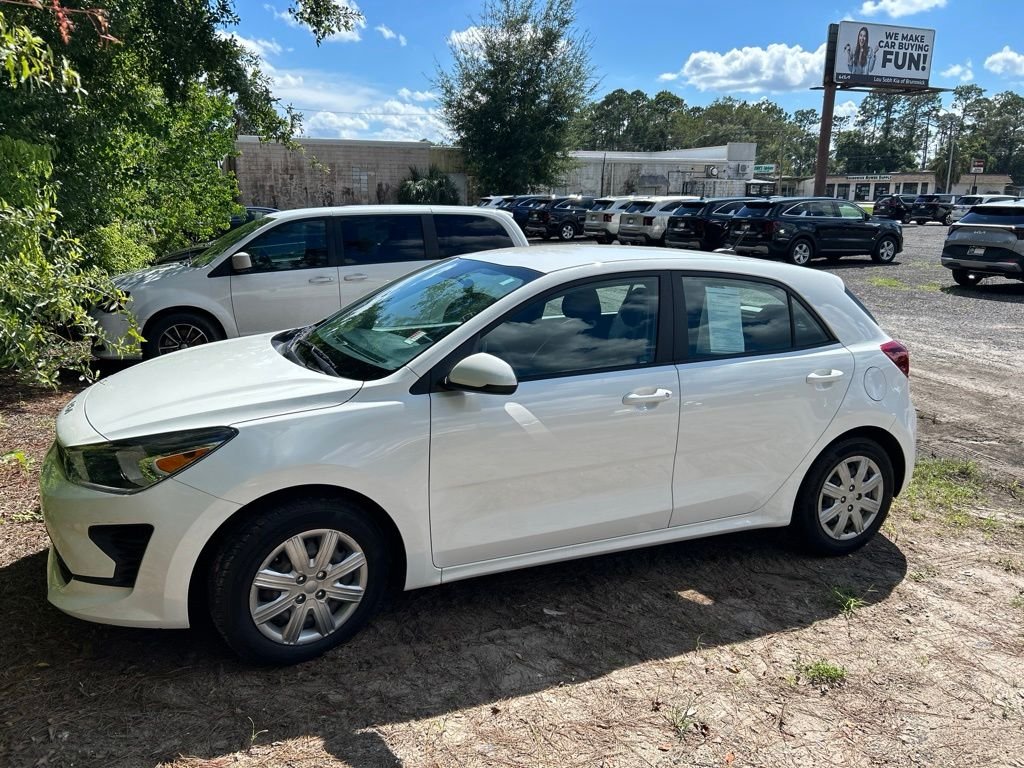 Used 2023 White Kia S image 2