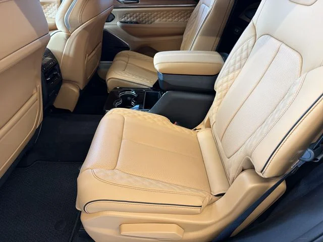 New 2026 Diamond Black Crystal Pearl-Coat Exterior Paint Jeep Summit image 9