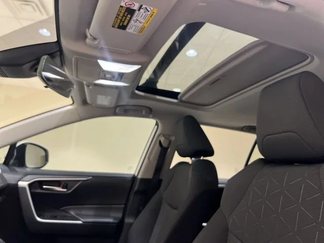 2025 Toyota RAV4 XLE - Photo 18
