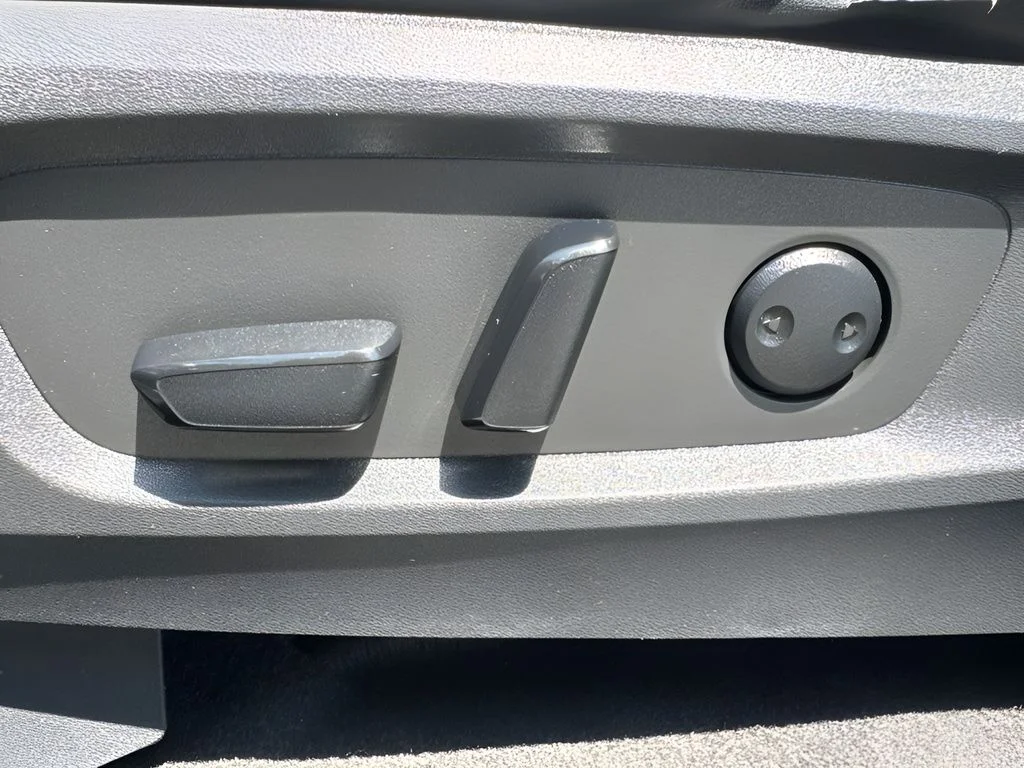Used 2023 Gray Nissan Platinum image 10