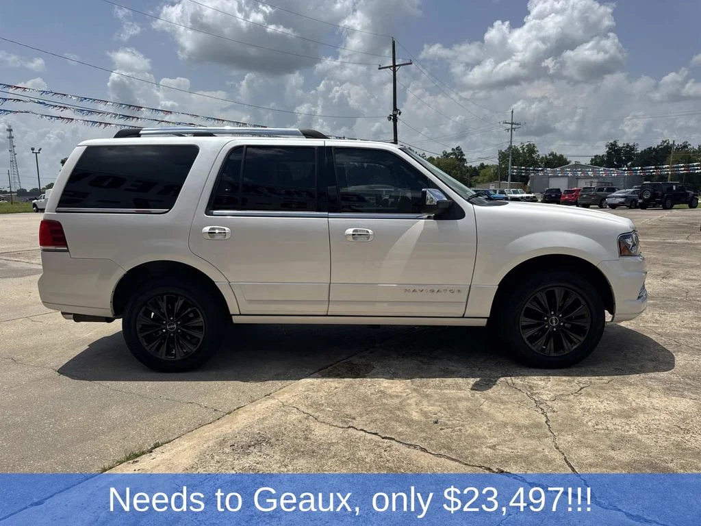 Used 2017 White Lincoln Select image 13