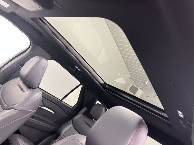 Used 2026 Space White Metallic Ford ST-Line image 7