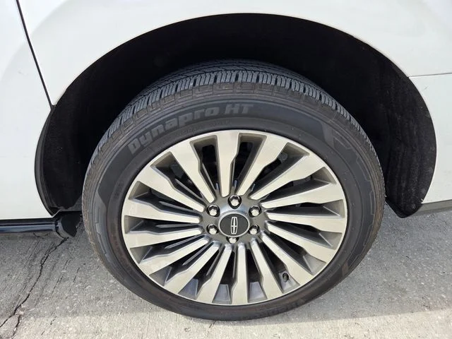 Used 2021 White Lincoln Reserve image 7