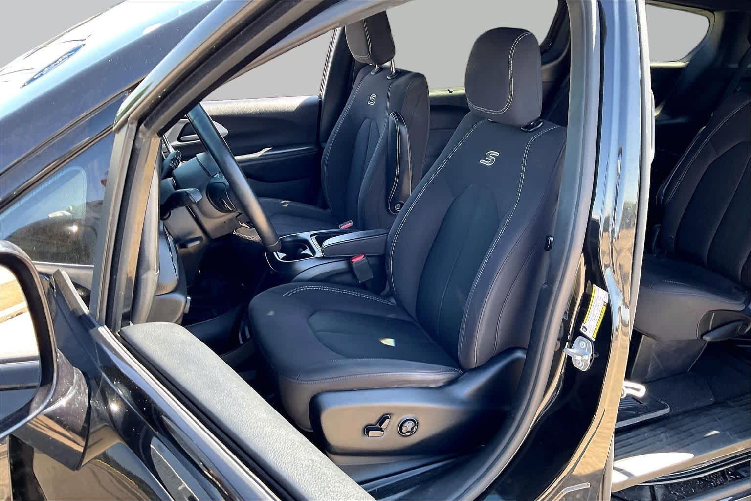 Used 2018 Brilliant Black Crystal Pearlcoat Chrysler Touring Plus image 8