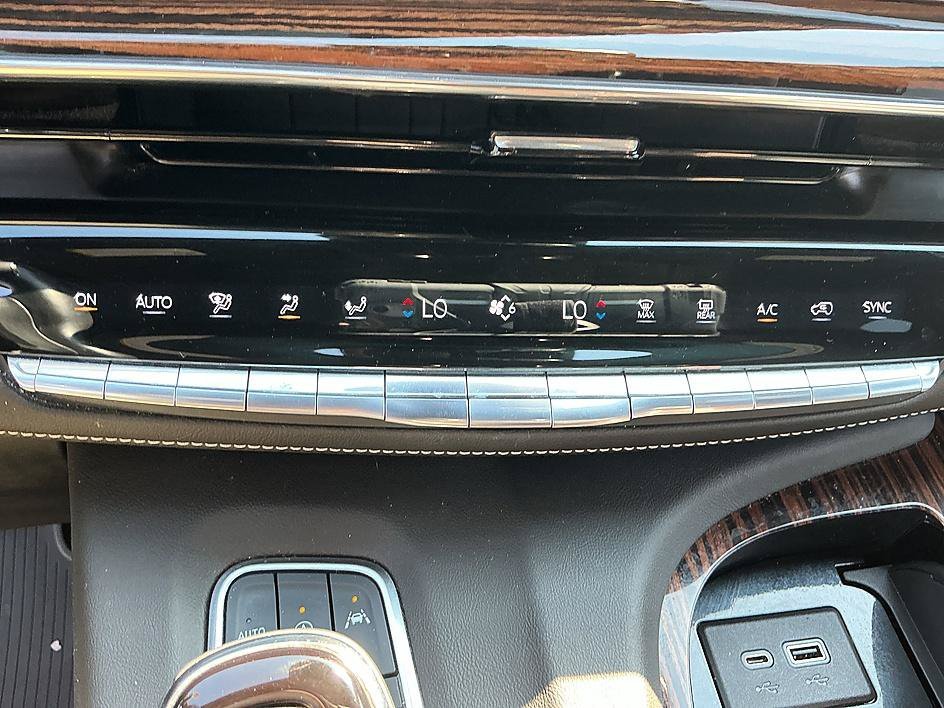 Used 2022 Crystal White Tricoat Cadillac Premium Luxury image 18