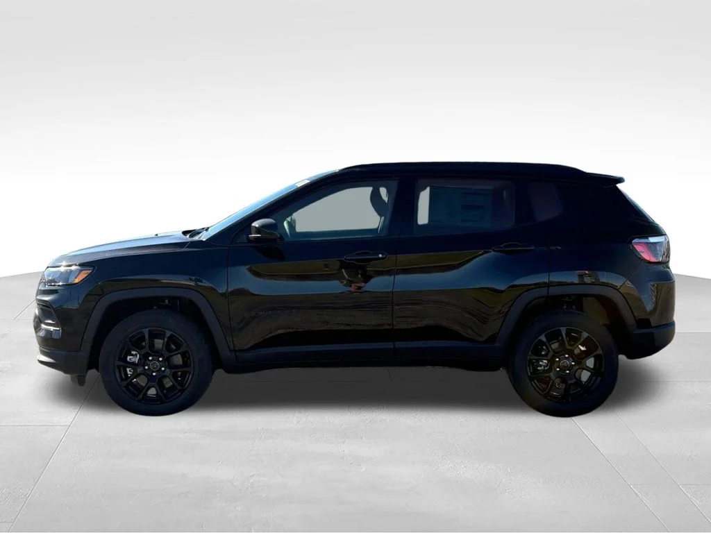 New 2026 Diamond Black Crystal Pearl-Coat Exterior Paint Jeep Latitude image 7