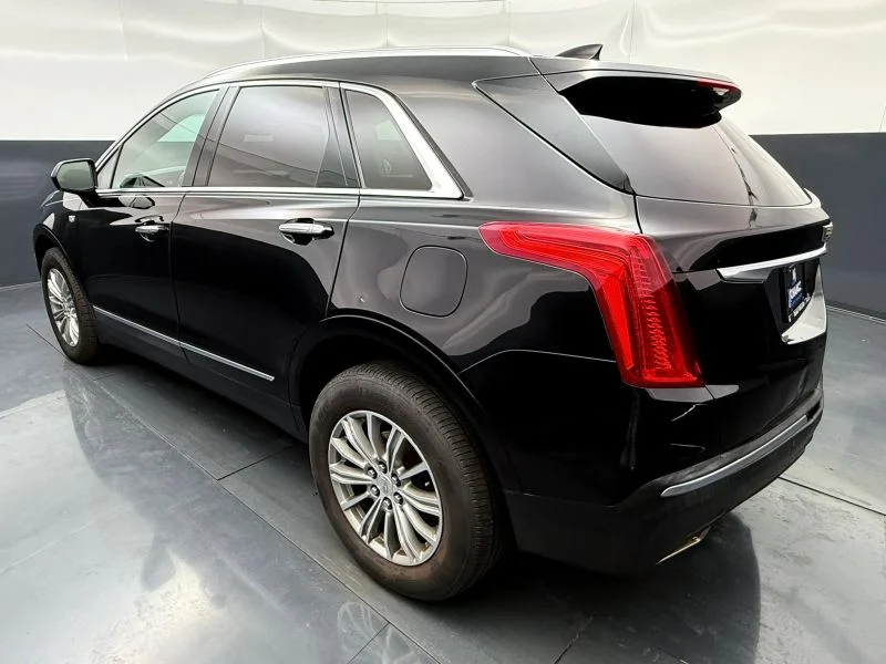 Used 2017  Cadillac Luxury Sport Utility 4D image 8