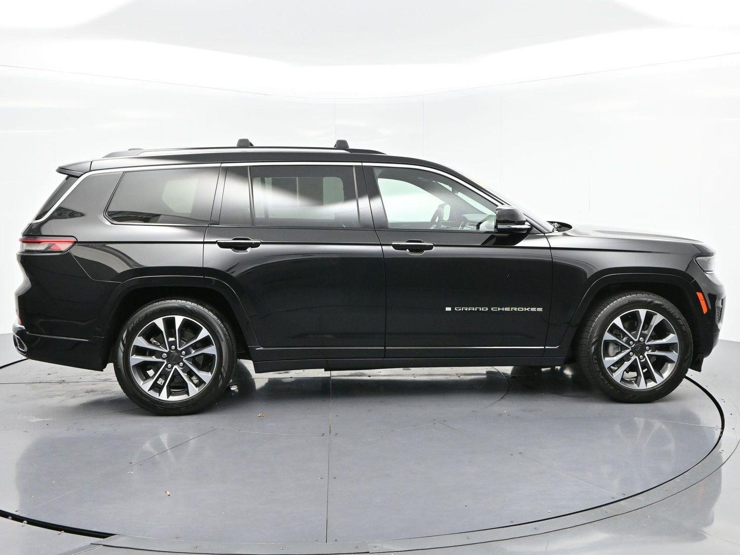 Used 2023 Diamond Black Crystal Pearlcoat Jeep Overland image 8