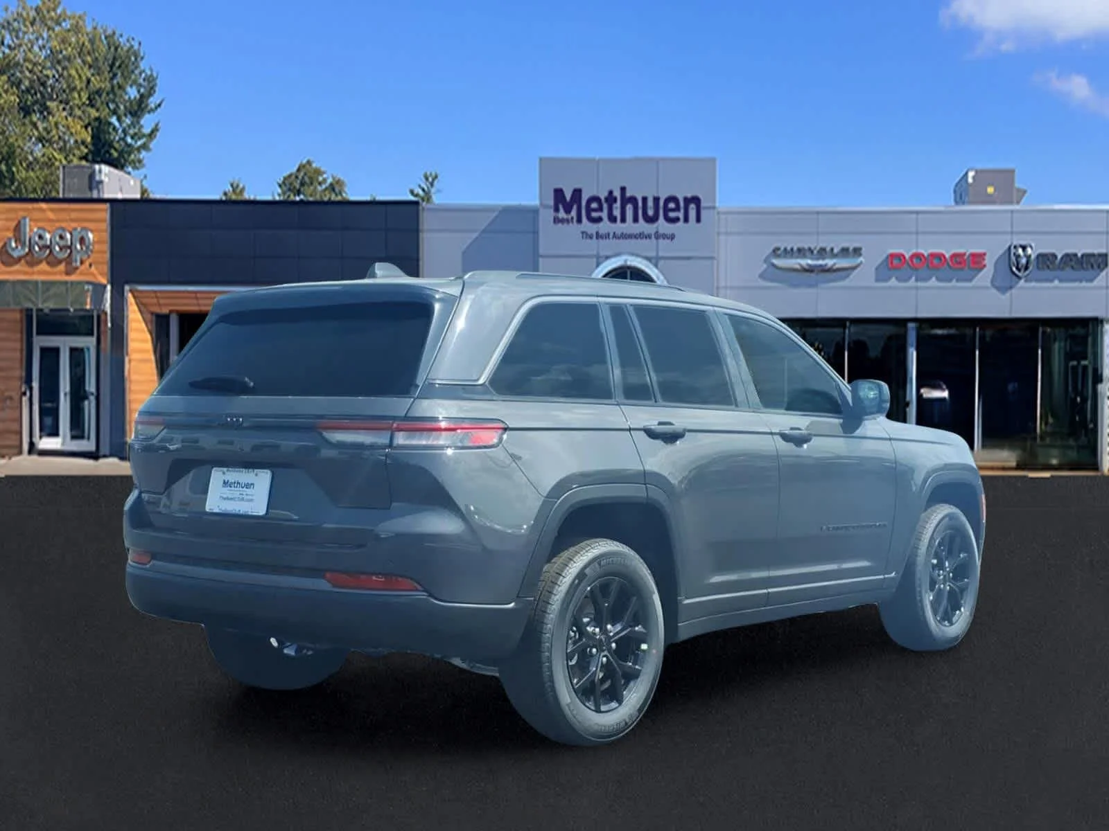 New 2026 Baltic Gray Metallic Clear-Coat Exterior Paint Jeep Laredo Altitude image 7