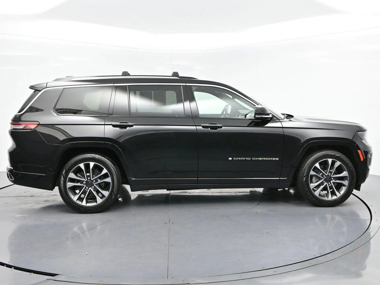 Used 2023 Diamond Black Crystal Pearlcoat Jeep Overland image 8