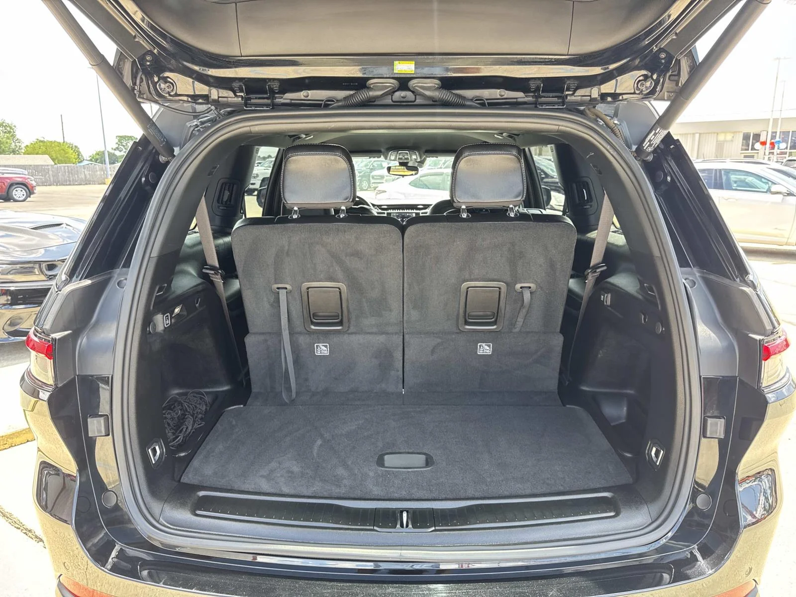 Used 2023 Diamond Black Crystal Pearlcoat Jeep Altitude image 8