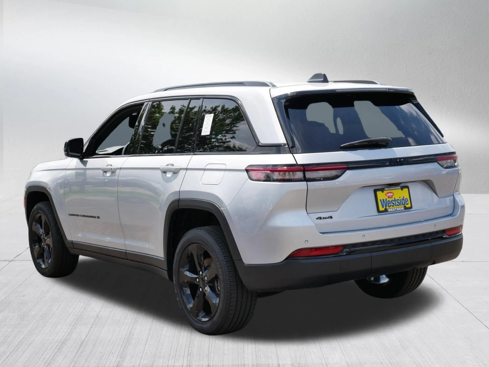 Used 2023 Silver Zynith Jeep Altitude image 5