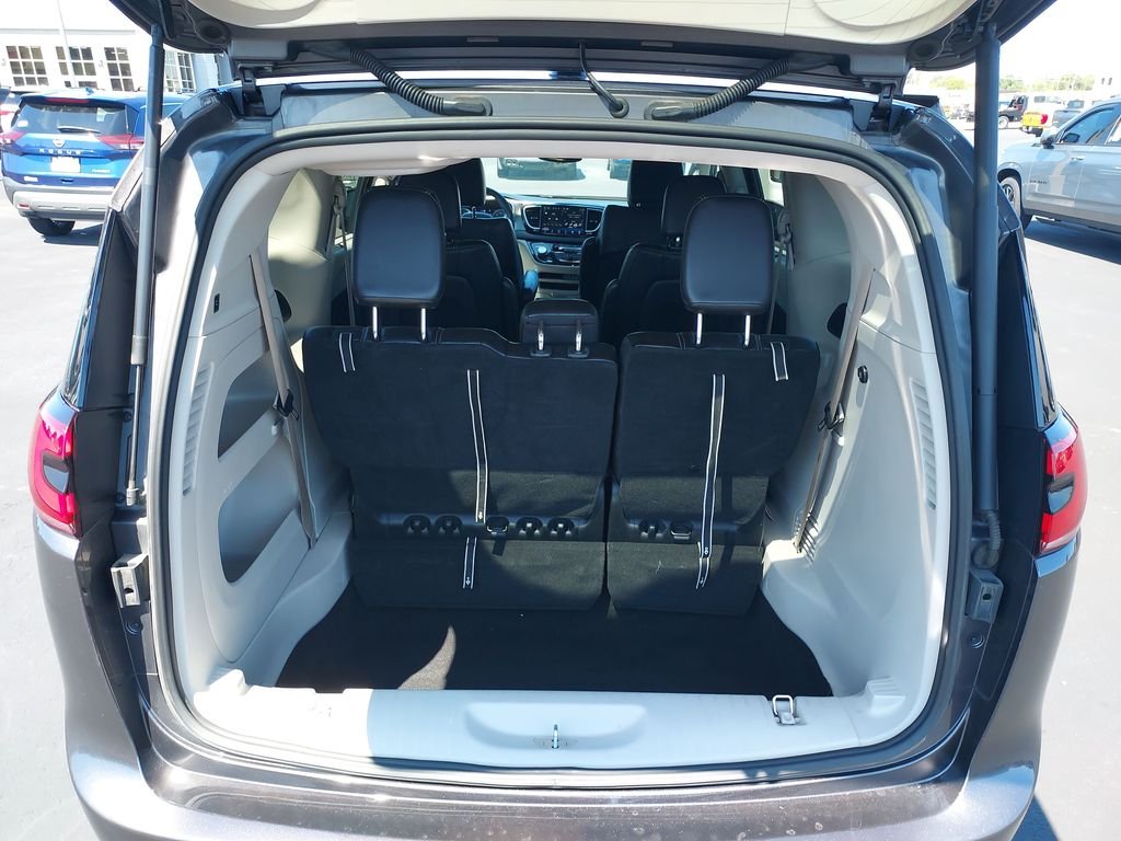 Used 2023 Gray Chrysler Touring L image 9