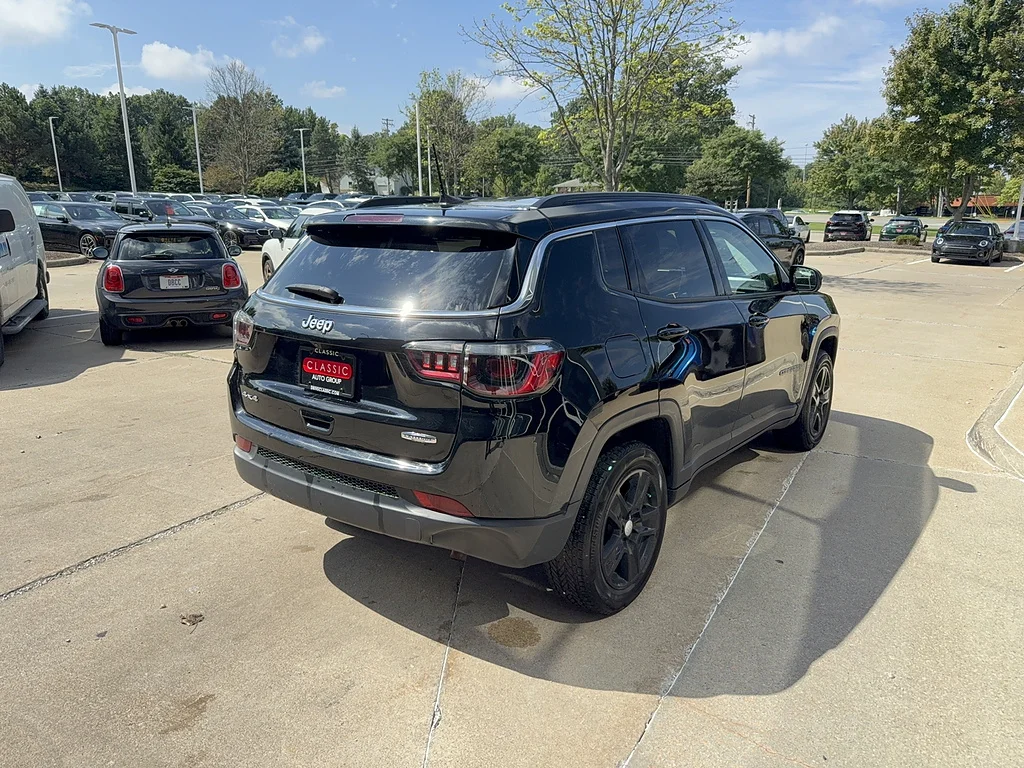Used 2022 Diamond Black Crystal Pearl Coat Jeep Latitude image 4