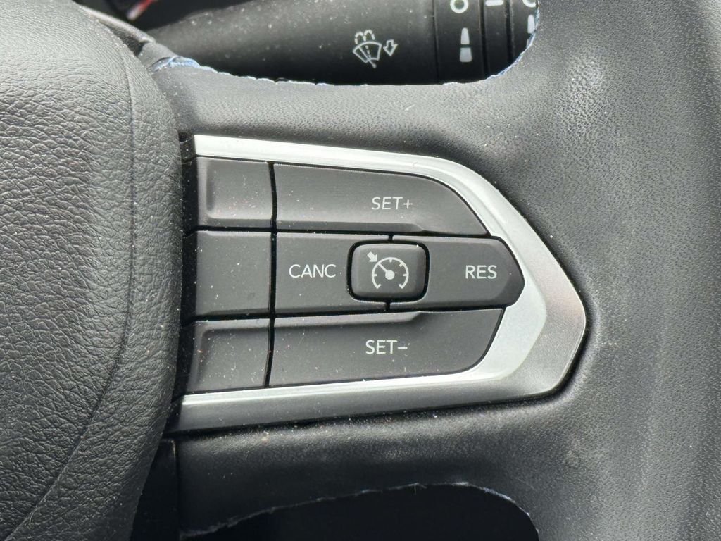 Used 2022 Red Jeep Latitude image 21