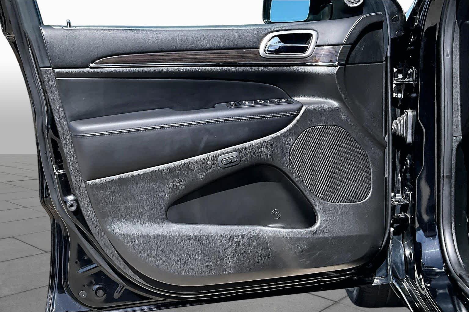 Used 2018 Diamond Black Crystal Pearlcoat Jeep Overland image 21