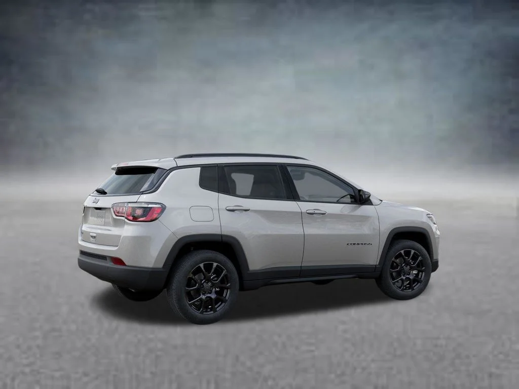 New 2026 Silver Zynith Metallic Clear-Coat Exterior Paint Jeep Latitude image 4