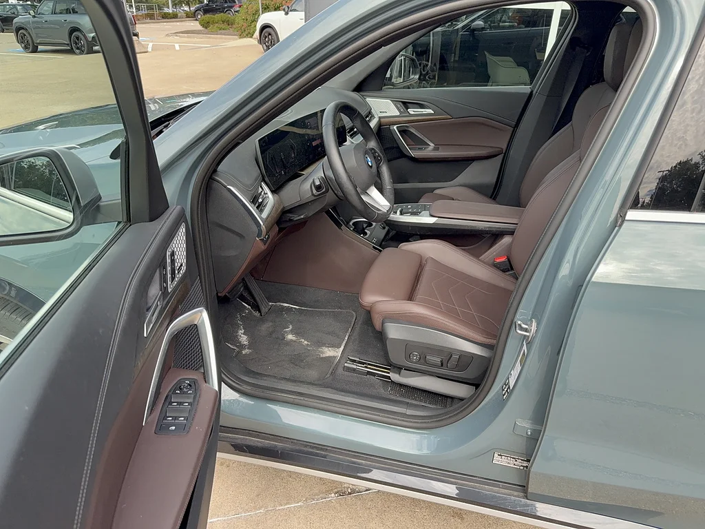 Used 2024 Cape York Green Metallic BMW xDrive28i image 5