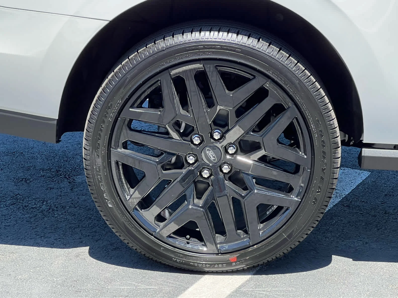 New 2026 Star White Metallic Tri-Coat Ford Platinum® image 15