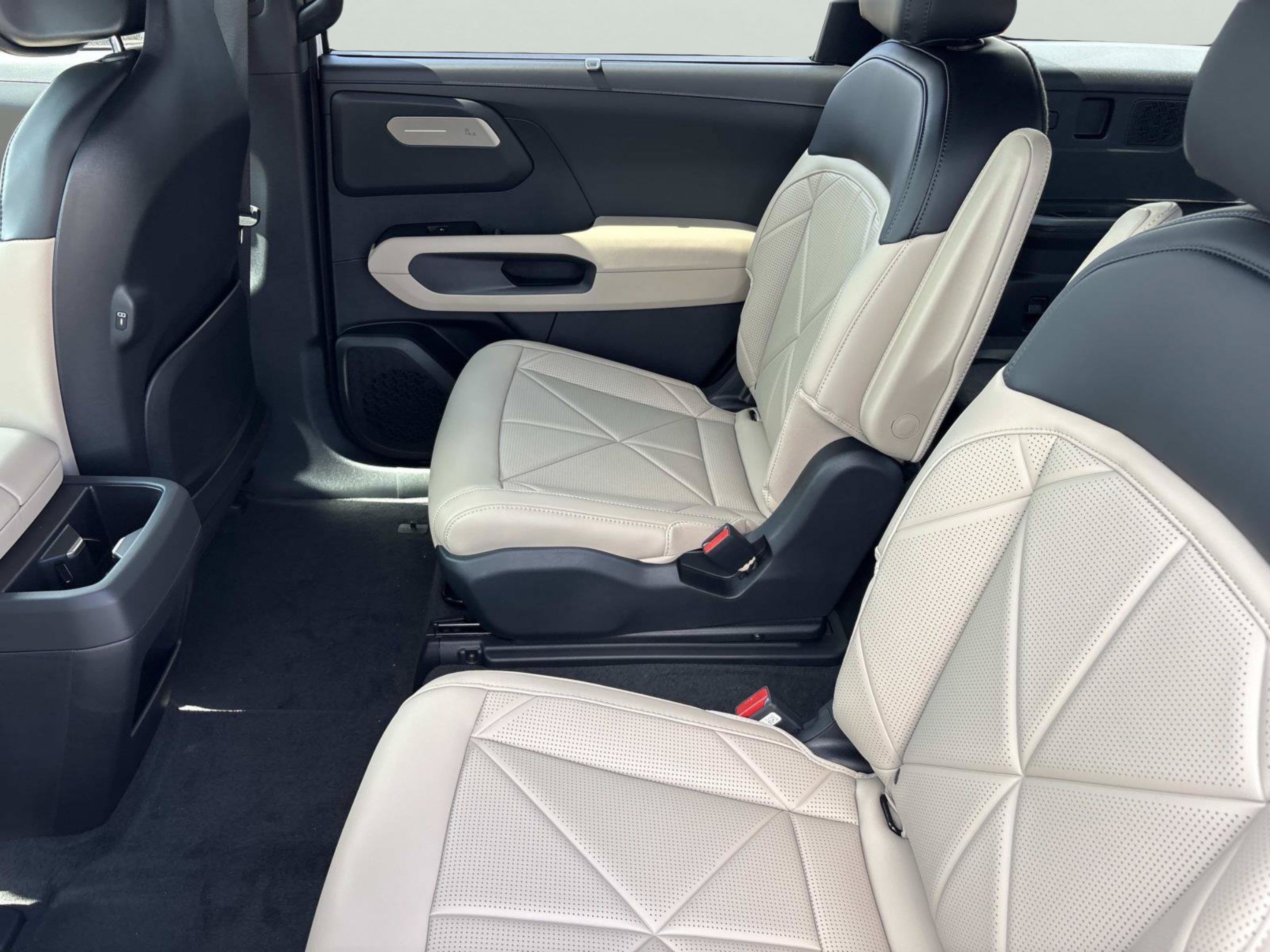 New 2027 Glacial White Pearl Kia EX image 15