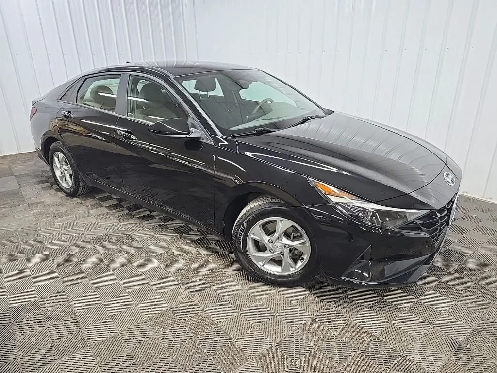 Used 2022 Black Hyundai SE image 7