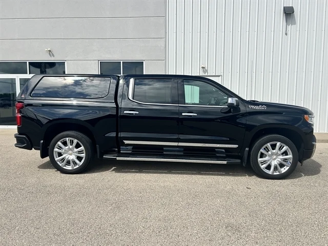 Used 2024 BLACK CHEVROLET High Country image 3