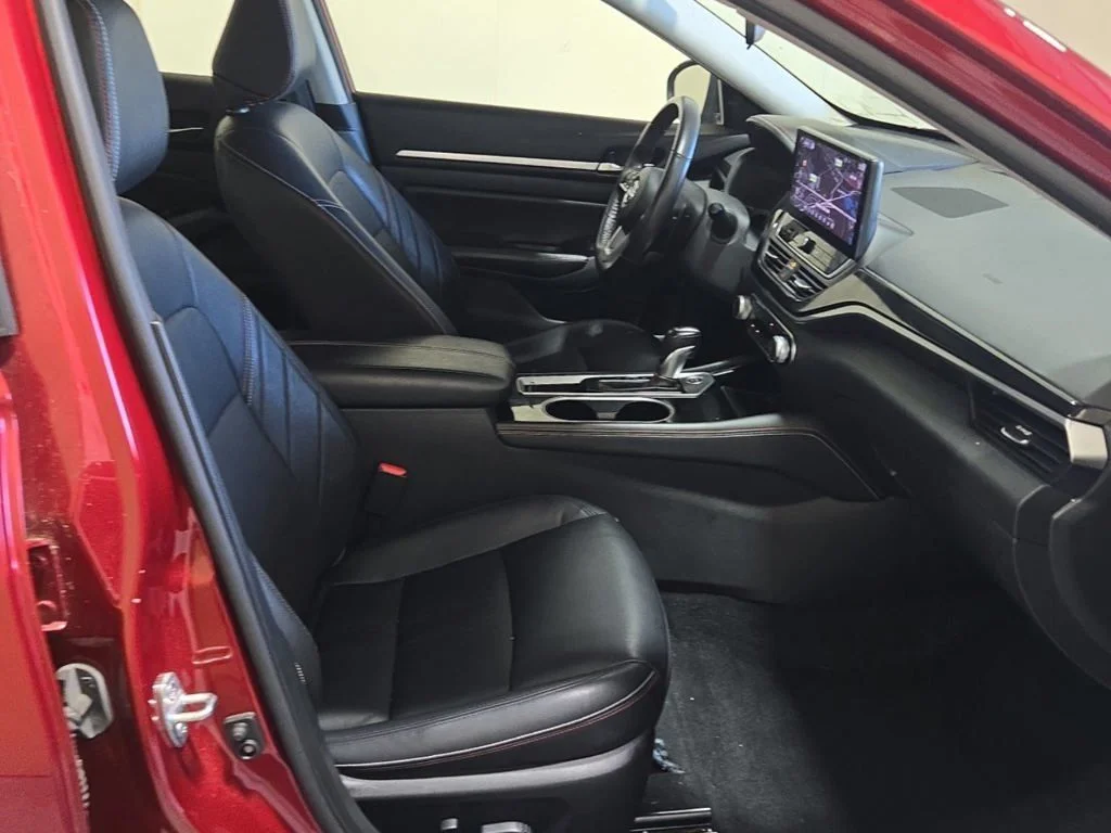 Used 2024 Red Nissan 2.5 SR image 3