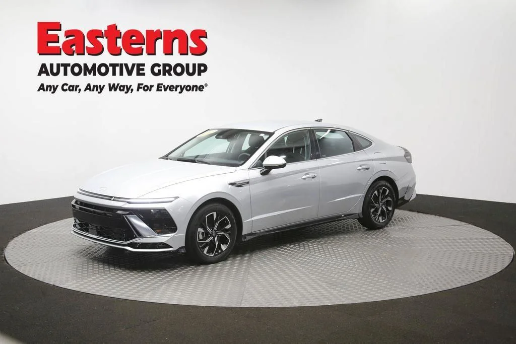 Used 2025 Silver Hyundai SEL image 59