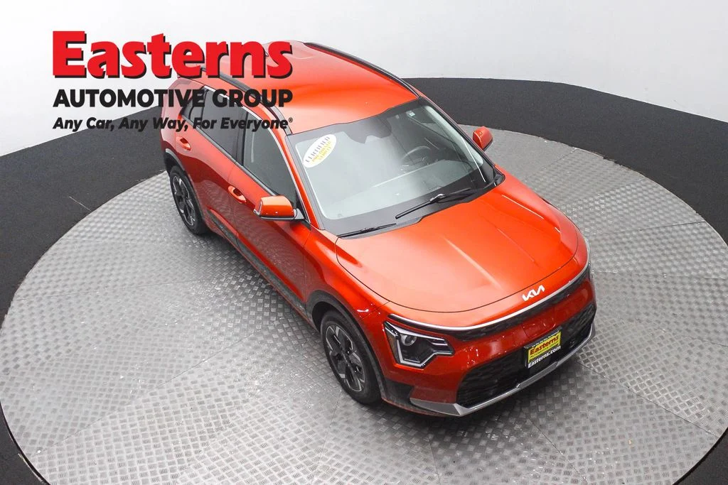 Used 2023 Red Kia Wind image 3