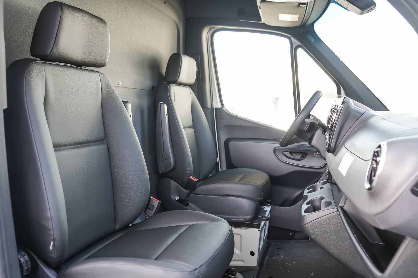 New 2025 Arctic+White Mercedes-Benz Cargo 170WB High Roof 113kW Battery RWD HO Motor image 52