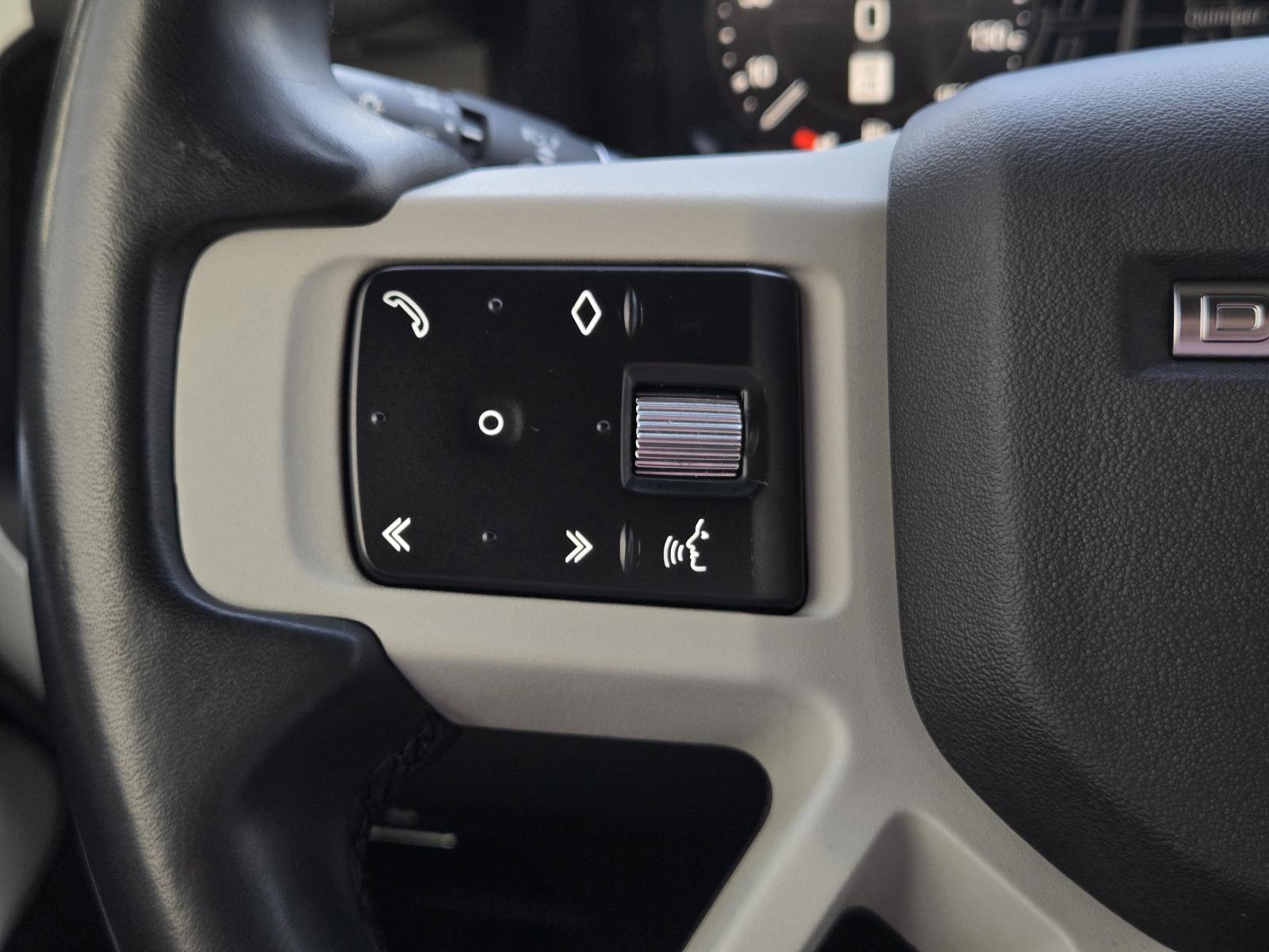 Used 2023 Fuji White Land Rover SE image 12